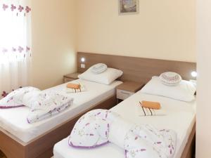 Postel nebo postele na pokoji v ubytování Apartment Baba Nevenka by Interhome