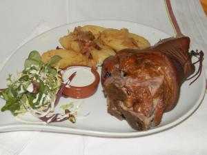 un plato de comida con un trozo de carne y patatas en LOGIS Hôtel Restaurant La Vigotte, en Girmont-Val-dʼAjol