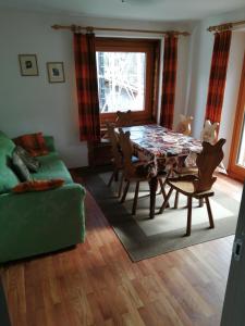 un soggiorno con tavolo, sedie e divano di Cervinia a Breuil-Cervinia