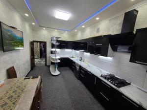 una cocina con electrodomésticos en blanco y negro en una habitación en Элитная Квартира, en Bukhara