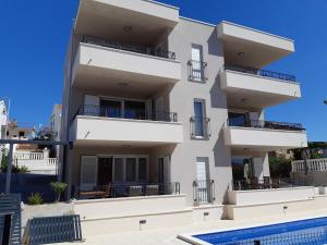 Bazén v ubytovaní Apartment Lizzi. alebo v jeho blízkosti