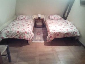 twee bedden in een kleine kamer bij Ferme bressane les Arums in Mervans