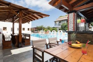 Der Swimmingpool an oder in der Nähe von Lefkimi Hotel