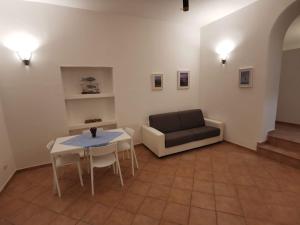 a living room with a couch and a table at Casa del Porto in Scario