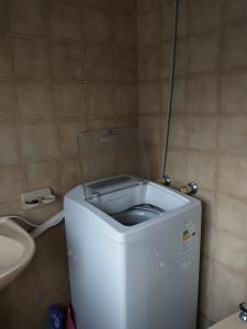 MM في سان كارلوس دي باريلوتشي: دورة مياه مع غطاء زجاجي في الحمام