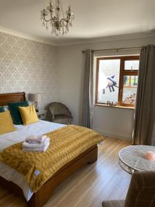 sypialnia z dużym łóżkiem i oknem w obiekcie Broadhaven Bay View Private House w mieście Belmullet