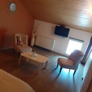 ein Wohnzimmer mit 2 Stühlen und einem Tisch in der Unterkunft location chambre d hotes clodeguy No 1 in Saint-Sylvestre-sur-Lot