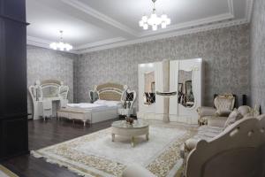 Baku Entire Villa في باكو: غرفة معيشة مع أريكة وطاولة