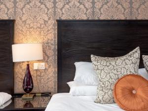 Postel nebo postele na pokoji v ubytování Kirkstyle Hotel