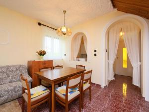 salon ze stołem i kanapą w obiekcie Apartment Daisy 1 by Interhome w mieście Balatonmáriafürdő