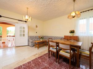 ein Wohnzimmer mit einem Tisch und einem Sofa in der Unterkunft Holiday Home Daisy 1 by Interhome in Balatonmáriafürdő
