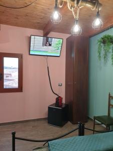 A television and/or entertainment centre at Stanza Del Viggiatore