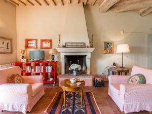 uma sala de estar com dois sofás e uma lareira em Holiday Home Ginestra by Interhome em Scansano