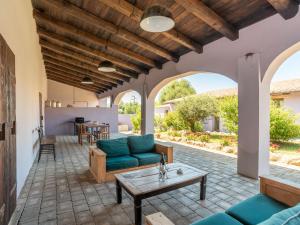 Santa MariaにあるHoliday Home Oliviola by Interhomeの青いソファとテーブル付きの屋外パティオ