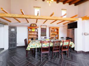 jadalnia ze stołem i krzesłami w obiekcie Holiday Home Oliviola by Interhome w mieście Santa Maria +40 zdjęć