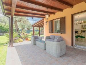 un patio con 2 sofás y sillas en Villa Jancaliva by Interhome en Lascari