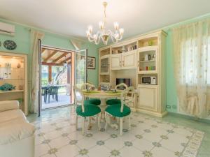 cocina con mesa y sillas y comedor en Villa Jancaliva by Interhome, en Lascari