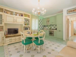cocina con mesa y sillas en una habitación en Villa Jancaliva by Interhome en Lascari