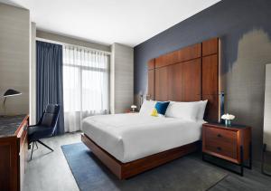 Ein Bett oder Betten in einem Zimmer der Unterkunft Gansevoort Meatpacking