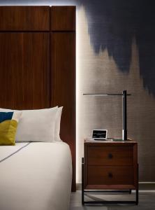 Ein Bett oder Betten in einem Zimmer der Unterkunft Gansevoort Meatpacking
