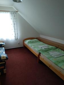 Llit o llits en una habitació de Penzion pod Vlkolíncom
