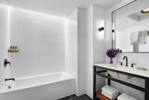 Ein Badezimmer in der Unterkunft Gansevoort Meatpacking