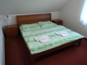 Llit o llits en una habitació de Penzion pod Vlkolíncom
