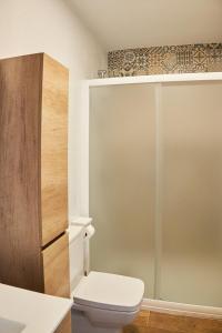 une salle de bain avec toilettes et douche dans l'établissement Vista al Castillo de Mora de Rubielos VUTE-22-036, à Mora de Rubielos 17 autres photos