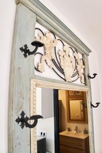 een grote spiegel in een badkamer met een wastafel bij Vista al Castillo de Mora de Rubielos VUTE-22-036 in Mora de Rubielos