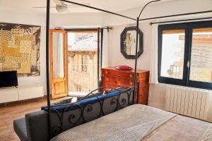 sypialnia z łóżkiem z baldachimem i oknem w obiekcie Vista al Castillo de Mora de Rubielos VUTE-22-036 w mieście Mora de Rubielos