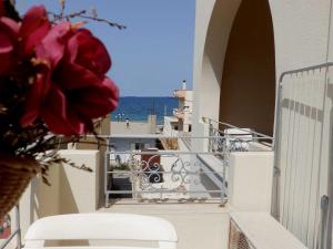 A balcony or terrace at Alexandra Hotel