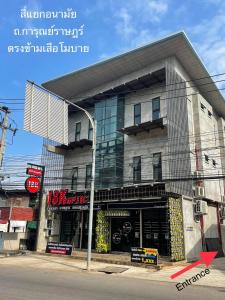 un edificio en la esquina de una calle en The room Apartment en Surat Thani