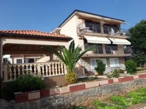 une maison avec un palmier en face dans l'établissement Apartment Nena, à Crikvenica