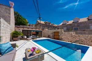 een zwembad in de achtertuin van een huis bij Villa Luigi with a pool in Cavtat