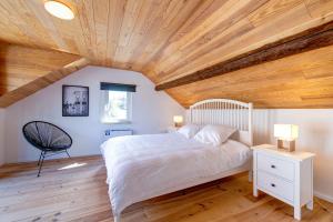 デュルビュイにあるMaison Loïcの木製の天井が特徴のベッドルーム1室(ベッド1台付)