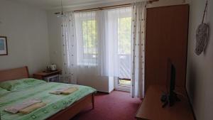 Llit o llits en una habitació de Penzion pod Vlkolíncom