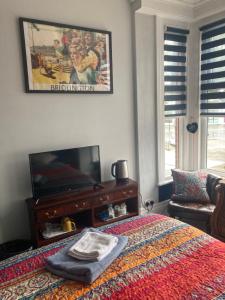 Televisyen dan/atau pusat hiburan di Greyfriars Guest House +37 gambar