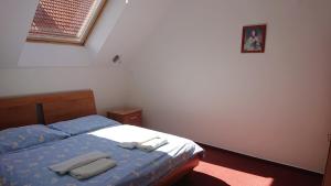 Llit o llits en una habitació de Penzion pod Vlkolíncom
