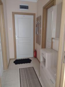 un gato negro tirado en el suelo junto a una puerta en Messembria Resort, en Sunny Beach 9 fotos más