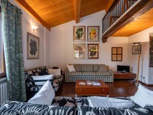 ein Wohnzimmer mit einem Sofa und einem Tisch in der Unterkunft Apartment Ortondo B&B-3 by Interhome in Cortiglione