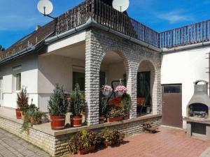 una casa con macetas en un patio en Holiday Home Dekany - FOD151 by Interhome, en Balatonfenyves