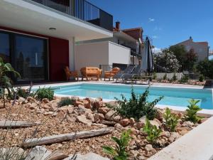 Bazén v ubytovaní Apartment Viva-by the sea-garden & terraces by Interhome alebo v jeho blízkosti