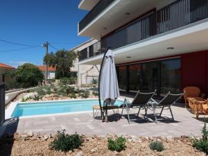 Bazén v ubytování Apartment Viva-by the sea-garden & terraces by Interhome nebo v jeho okolí