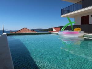 Bazén v ubytovaní Apartment Viva-by the sea-garden & terraces by Interhome alebo v jeho blízkosti