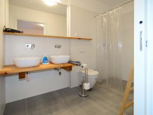 Kúpeľňa v ubytovaní Apartment Viva-by the sea-garden & terraces by Interhome
