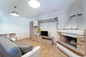 sala de estar con sofá y chimenea en Open space accommodation, en Alghero