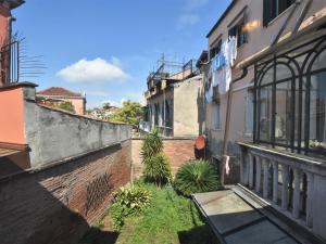 un vicolo tra due edifici con piante di Apartment Valier by Interhome a Venezia
