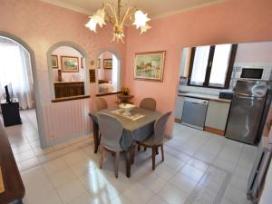 una cucina e una sala da pranzo con tavolo e sedie di Apartment Valier by Interhome a Venezia