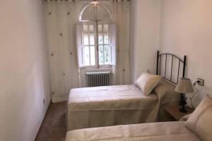 a bedroom with two beds and a window at Siles un espacio increíble para disfrutar in Siles +12 photos