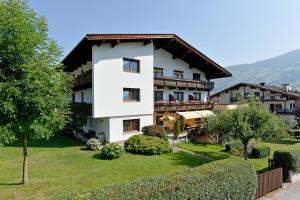 ein weißes Gebäude mit schwarzem Dach in der Unterkunft Apart Kofler's Panorama-Zillertal in Fügen